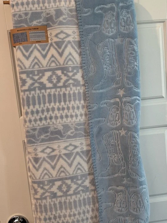 Wrangler Aztec + Cowboy boot Reversible Throw Blanket - Light Blue & White - NWT - Picture 2 of 5